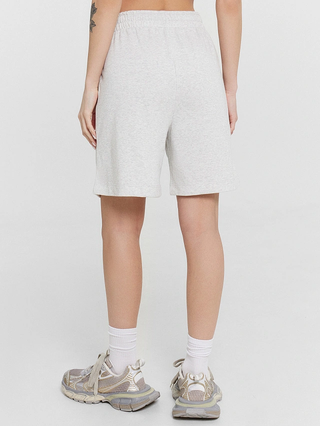 Комплект женский серый: футболка и шорты - 5