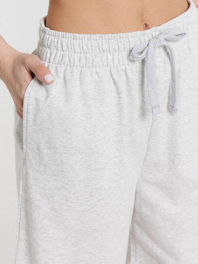 Комплект женский серый: футболка и шорты - 7