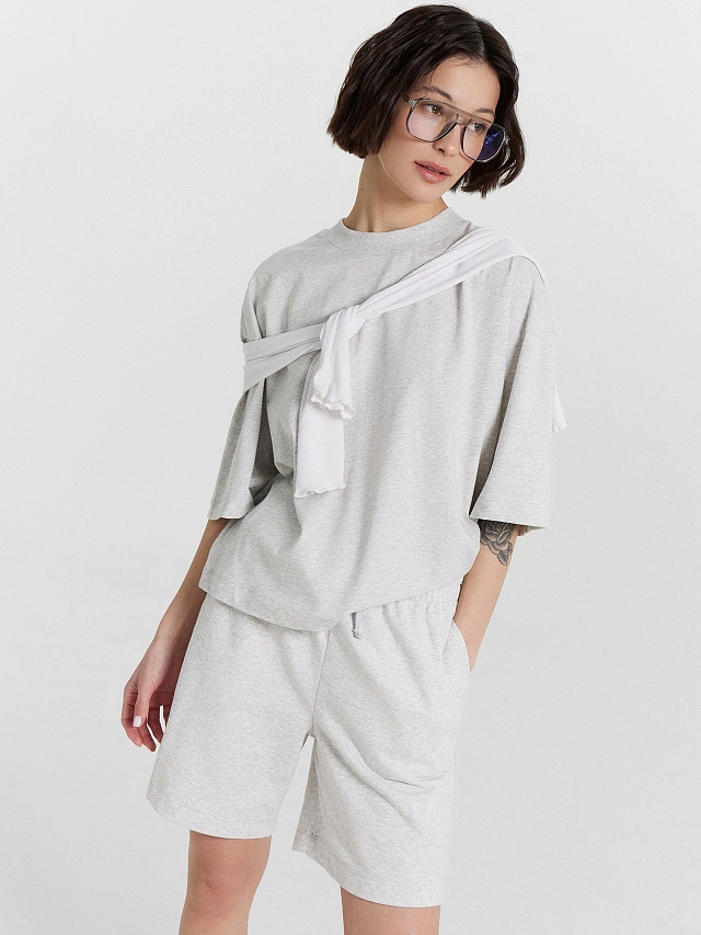 Комплект женский серый: футболка и шорты - 8