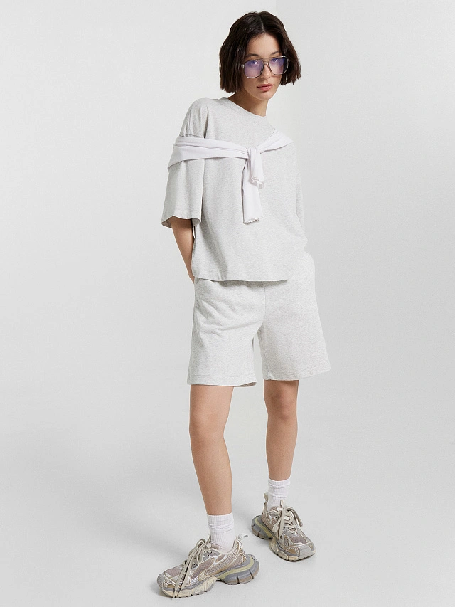 Комплект женский серый: футболка и шорты - 9