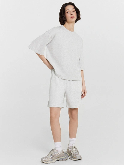 картинка Комплект женский серый: футболка и шорты от магазина стильной одежды Mark Formelle