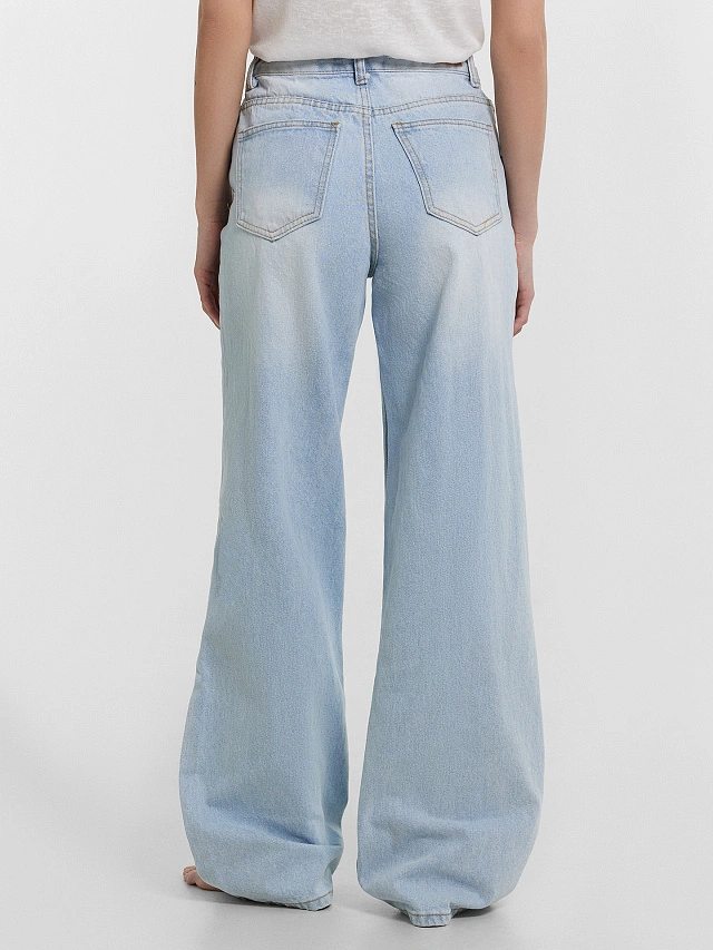 Джинсы женские голубые с рваными деталями - 4