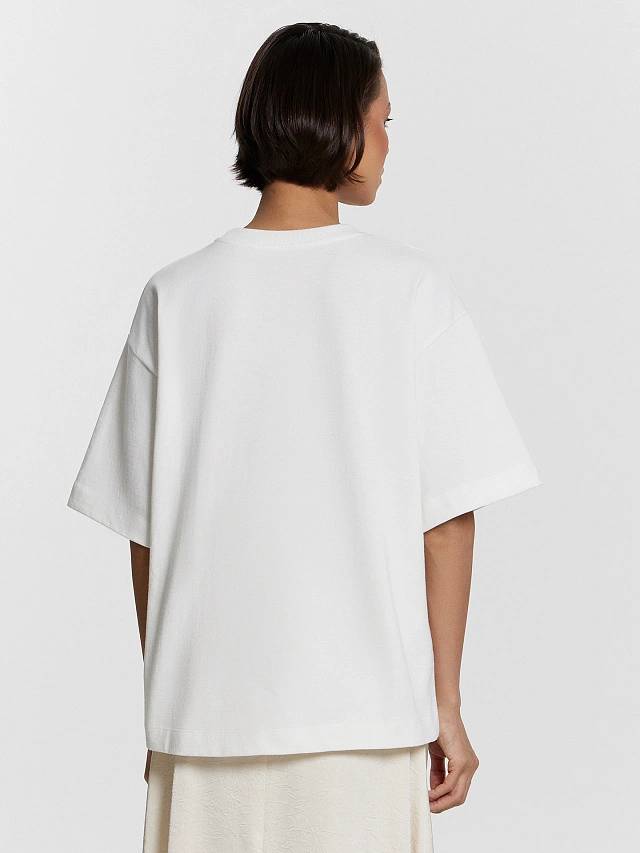 Футболка женская белая с надписью "В этом мире я королева" - 2