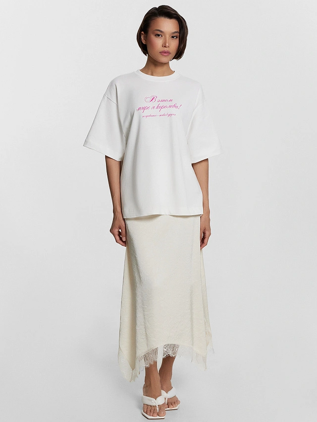 Футболка женская белая с надписью "В этом мире я королева" - 3