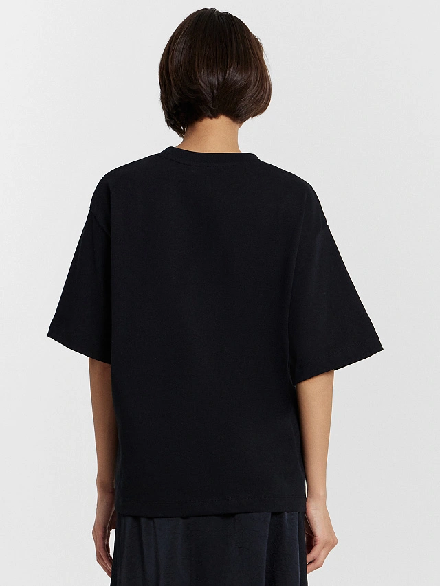 Футболка черная с надписью ""Никто не знает, что на самом деле на душе у человека, который всегда смеется" - 2