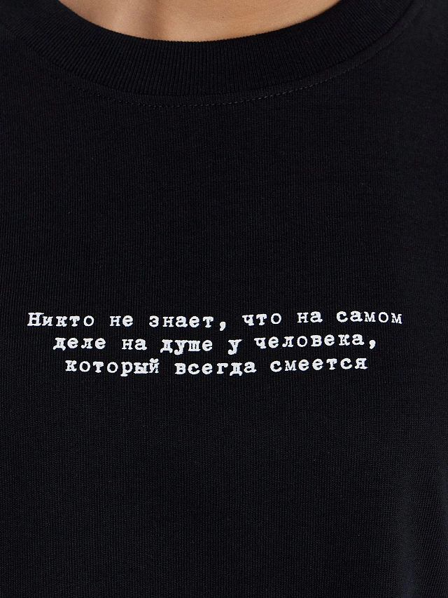 Футболка черная с надписью ""Никто не знает, что на самом деле на душе у человека, который всегда смеется" - 4