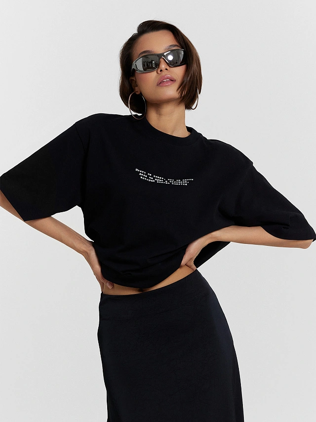 Футболка черная с надписью ""Никто не знает, что на самом деле на душе у человека, который всегда смеется" - 5