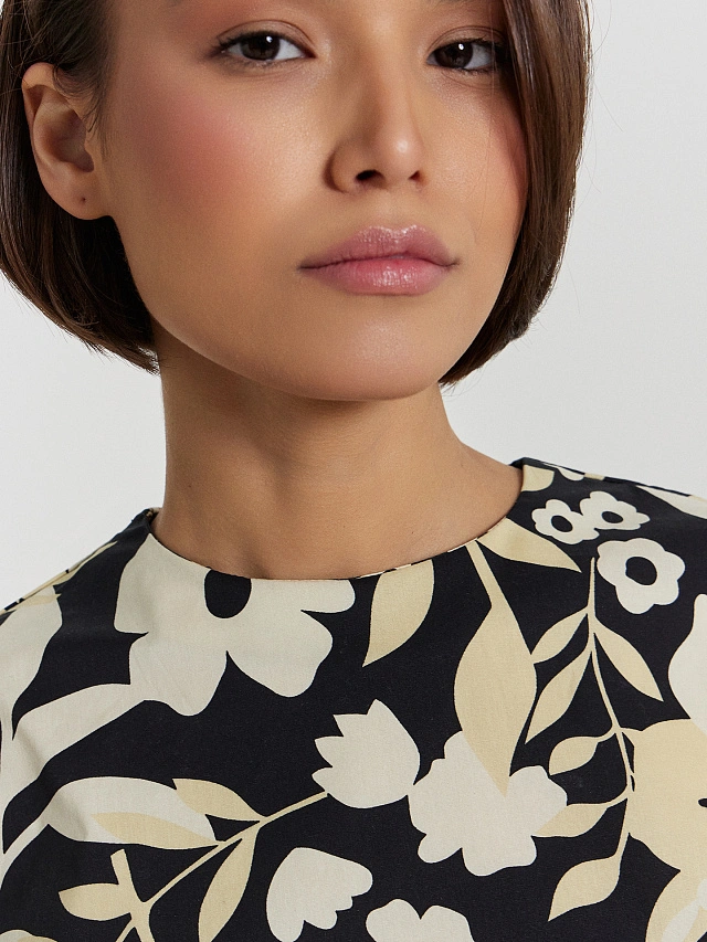 Рубашка женская черная с цветочным принтом - 5