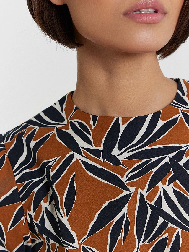 Блузка женская коричневая с принтом "листья" - 5