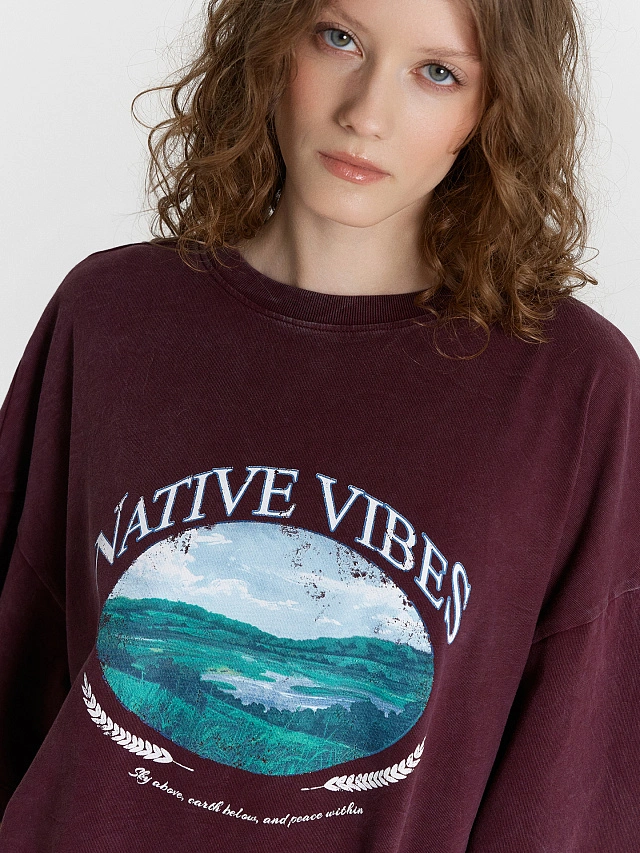 Футболка женская бордовая с принтом и надписью "native vibes" - 4