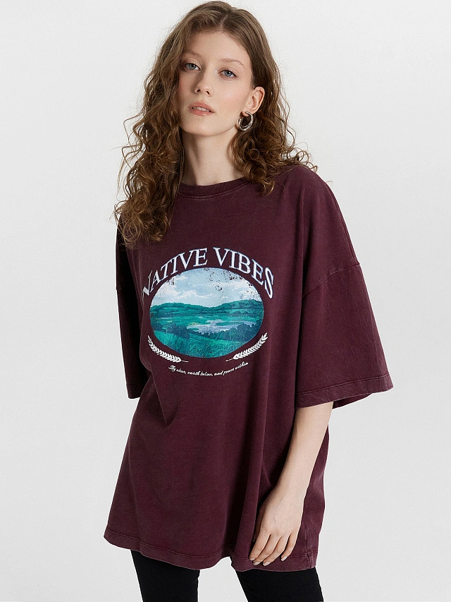 Футболка женская бордовая с принтом и надписью "native vibes" - 5