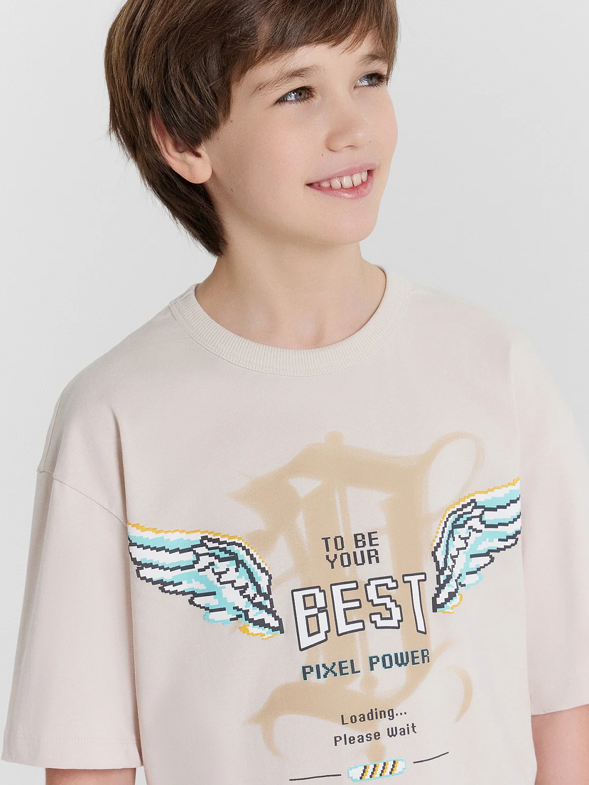 Футболка для мальчиков бежевая с принтом и надписью "best pixel power" - 5