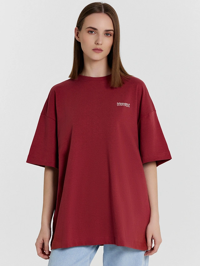 Футболка женская красная с принтом и надписью "moment" - 2