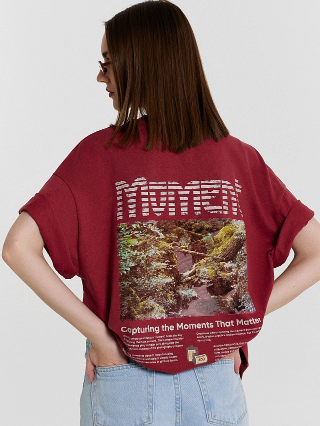 Футболка женская красная с принтом и надписью "moment" - 6