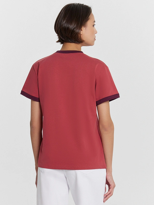 Футболка женская красная с принтом и надписью "nostalgia" - 2