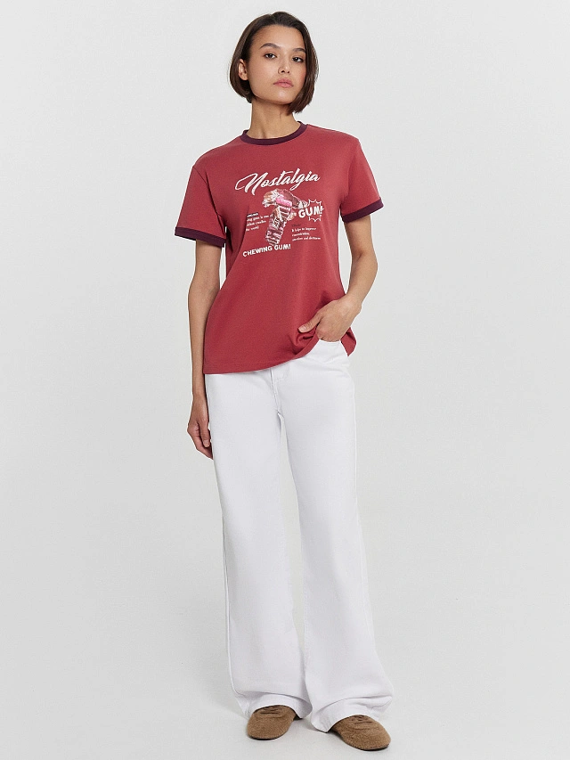 Футболка женская красная с принтом и надписью "nostalgia" - 3