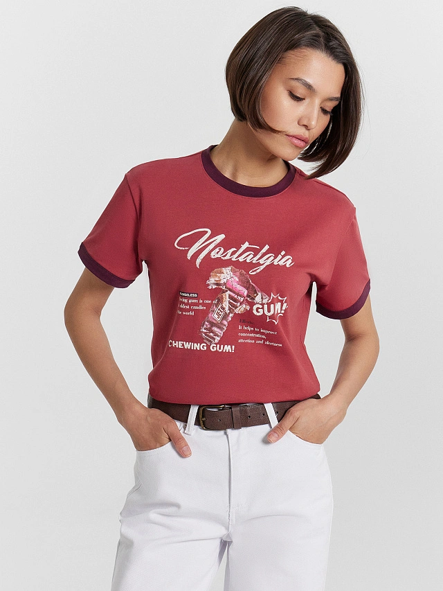 Футболка женская красная с принтом и надписью "nostalgia" - 5
