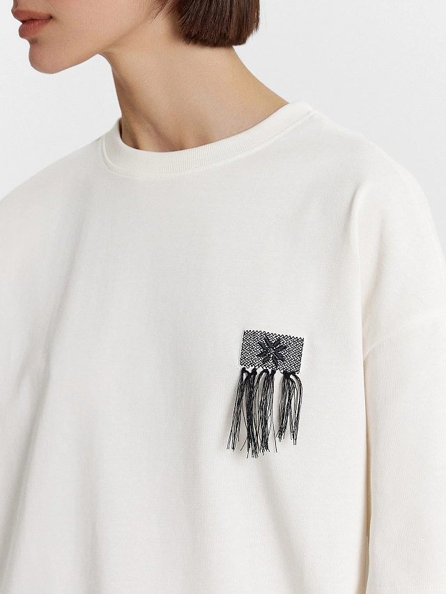 Футболка женская кремовая  с орнаментом на груди - 5