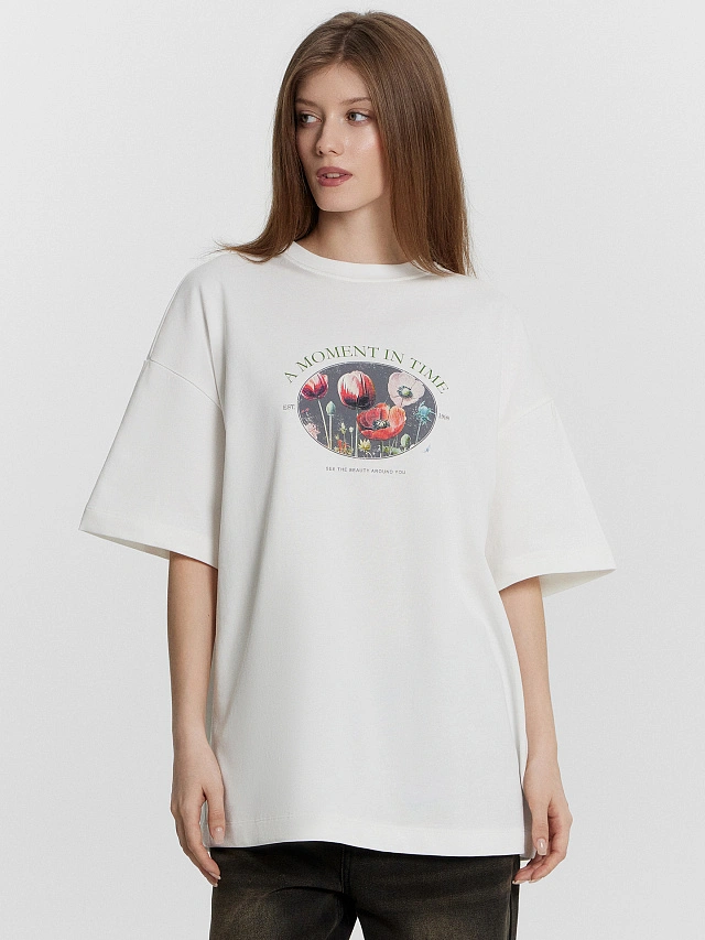 Футболка женская белая с принтом и надписью "A moment in time" - 2