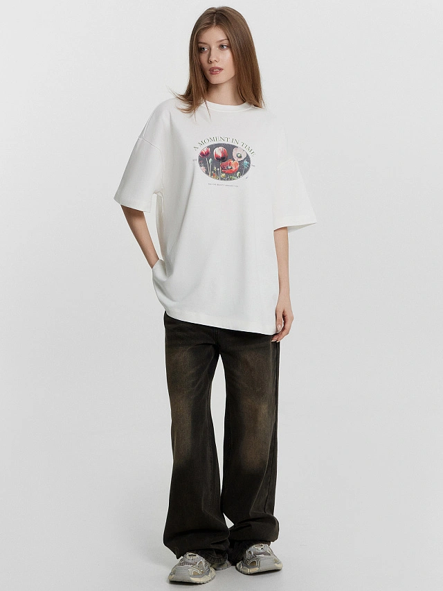 Футболка женская белая с принтом и надписью "A moment in time" - 4