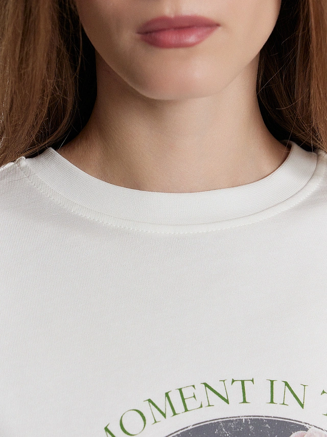 Футболка женская белая с принтом и надписью "A moment in time" - 5