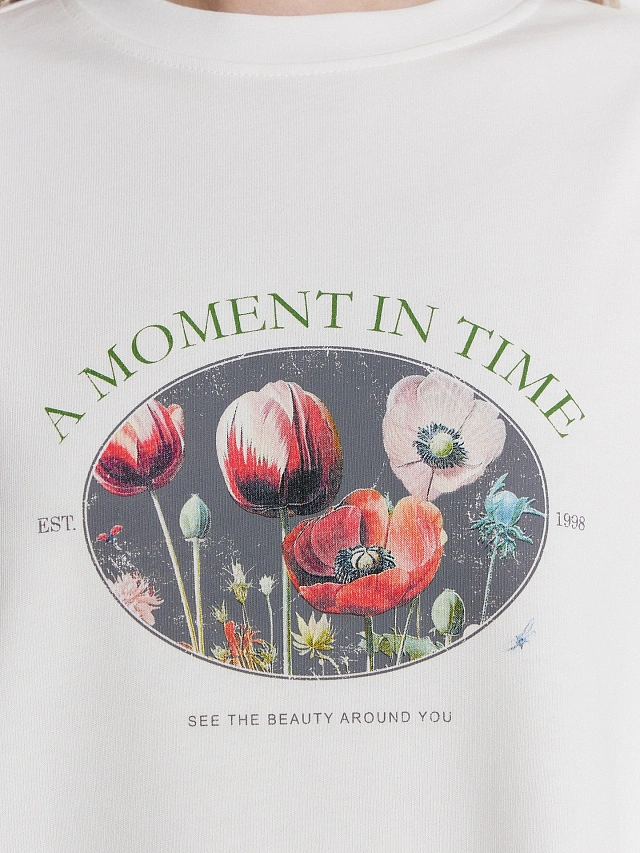 Футболка женская белая с принтом и надписью "A moment in time" - 6