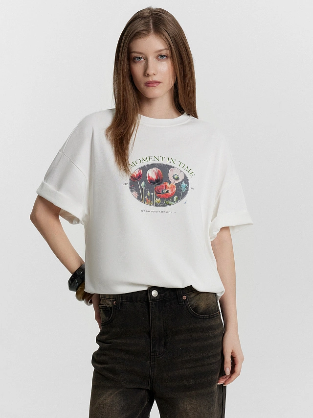 Футболка женская белая с принтом и надписью "A moment in time" - 7