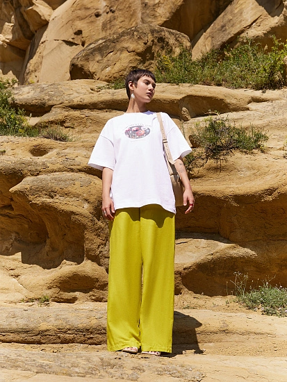 картинка Футболка женская белая с принтом и надписью "A moment in time" от магазина стильной одежды Mark Formelle