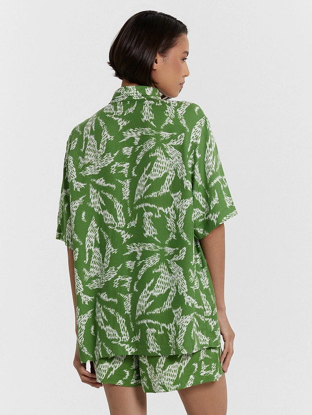 Рубашка женская зеленая с принтом - 3