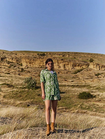 картинка Рубашка женская зеленая с принтом от магазина стильной одежды Mark Formelle