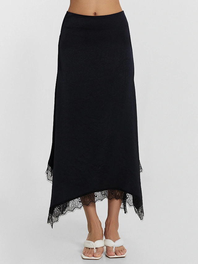 Юбка миди черная с кружевными деталями - 2
