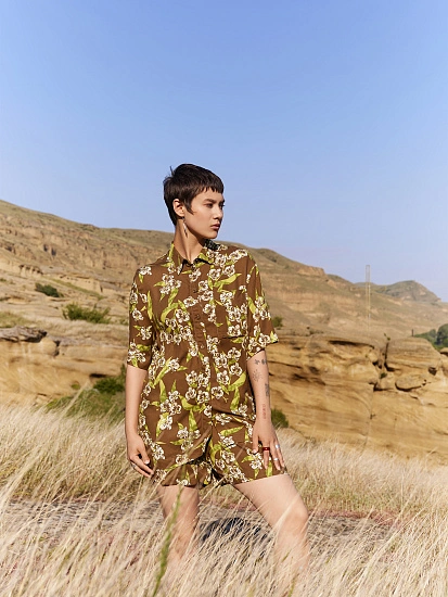 картинка Рубашка женская коричневая с цветочным принтом от магазина стильной одежды Mark Formelle