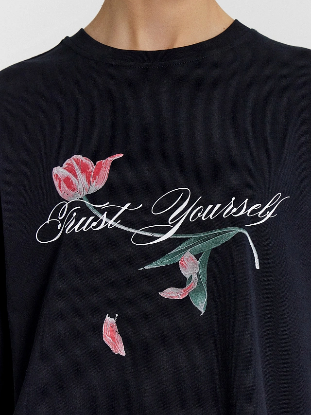 Футболка женская черная с принтом и надписью "just yourself" - 6