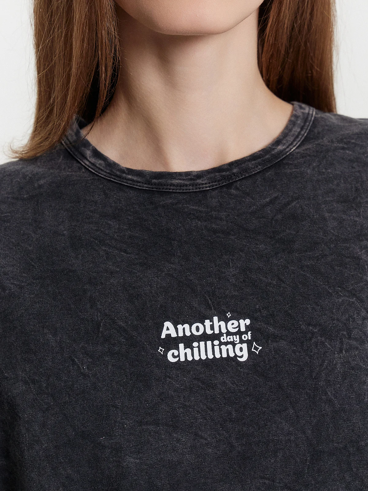 Футболка женская с принтом и надписью "another day of chilling" - 5