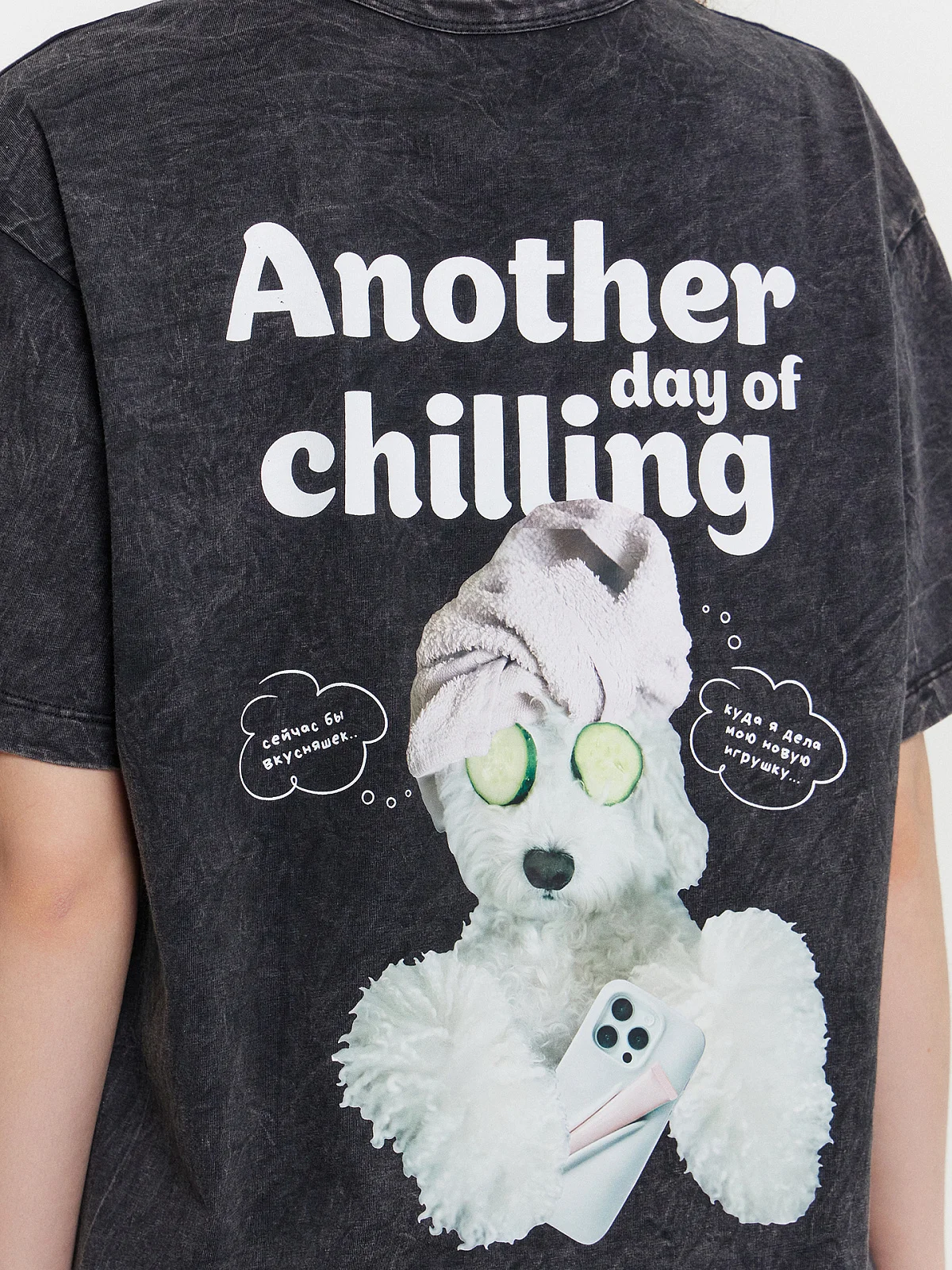 Футболка женская с принтом и надписью "another day of chilling" - 6