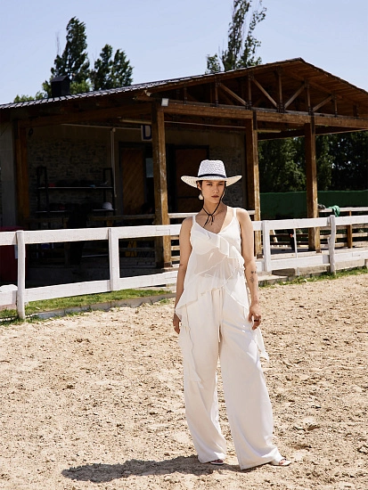 картинка Брюки женские белые от магазина стильной одежды Mark Formelle