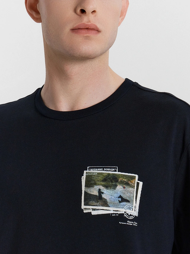 Футболка мужская черная с принтом  в виде картины "Купание лошади, Юдель Пэн" - 5