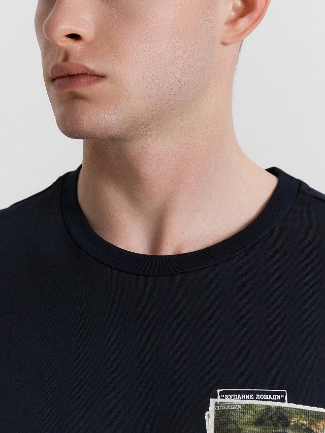 Футболка мужская черная с принтом  в виде картины "Купание лошади, Юдель Пэн" - 6