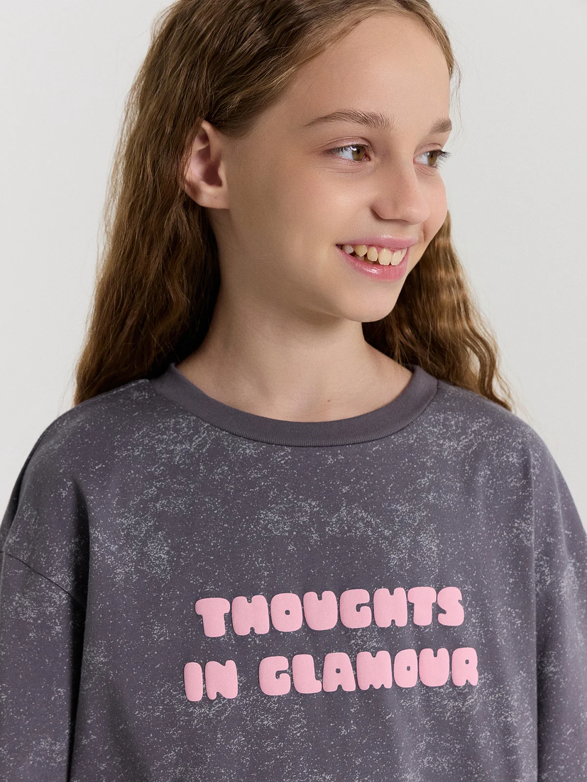 Сорочка ночная для девочек серая с принтом и надписью "thoughts in glamour" - 3
