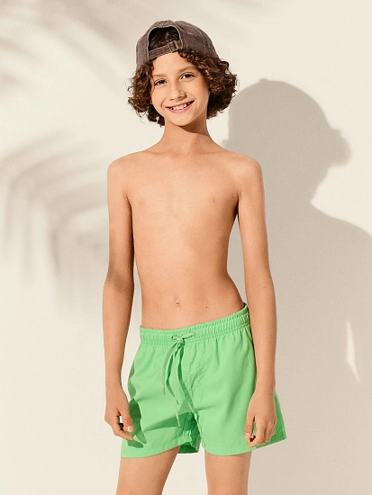 картинка Плавательные шорты для мальчиков салатовые  от магазина одежды для мальчиков от бренда Mark Formelle