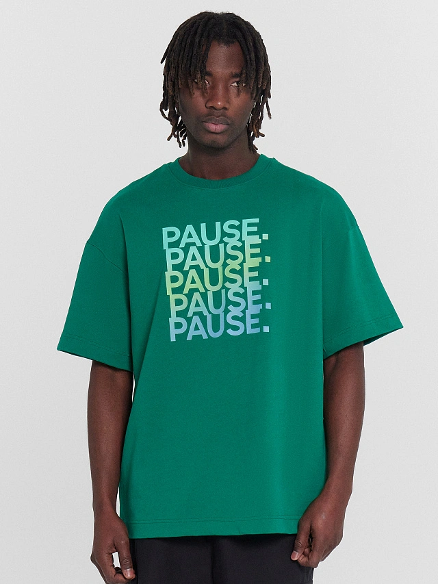 Футболка мужская зеленая с принтом "Pause." - 1