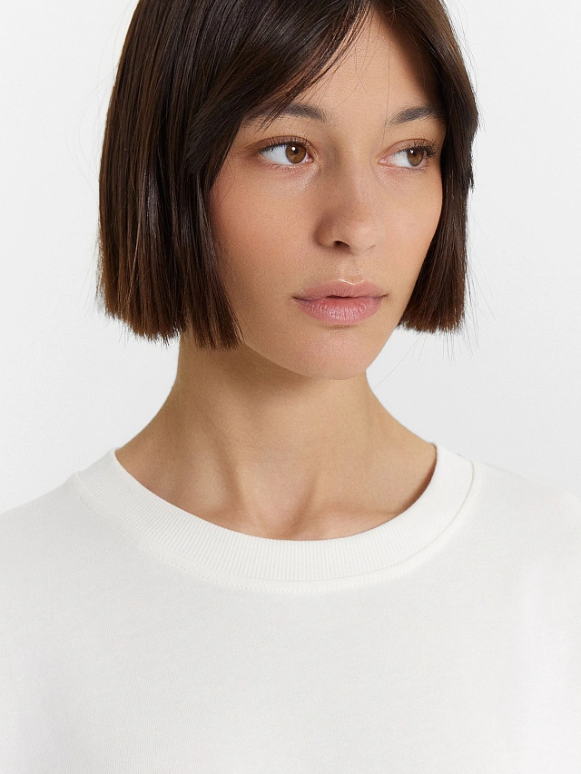 Футболка женская молочная с вышитой надписью на груди "мир охвачен безумием..." - 4