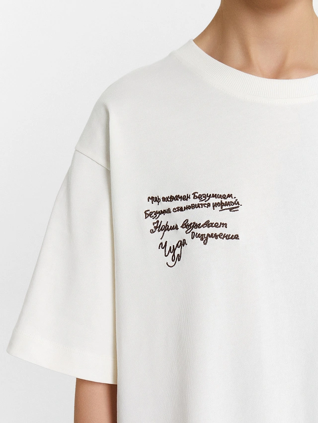 Футболка женская молочная с вышитой надписью на груди "мир охвачен безумием..." - 5