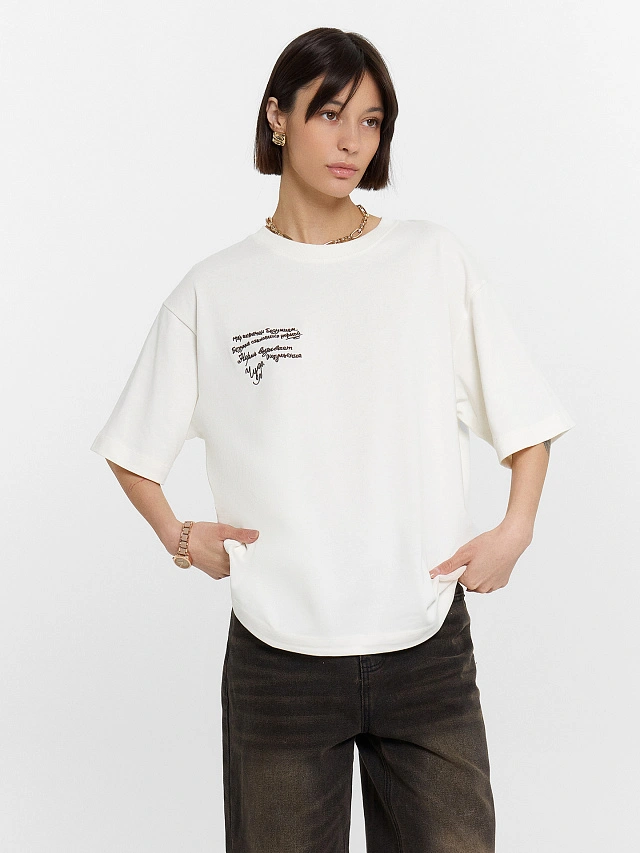 Футболка женская молочная с вышитой надписью на груди "мир охвачен безумием..." - 6