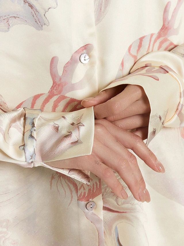 Блузка женская бежевая с принтом - 5