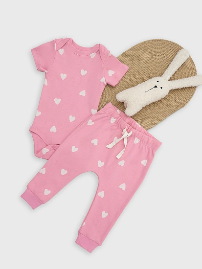 картинка Комплект детский розовый в сердечки: боди и ползунки от магазина Одежда+