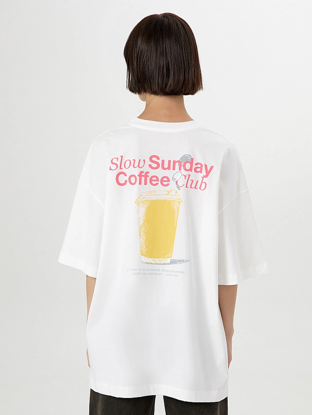 Футболка женская белая с принтом и надписью "Slow Sunday Coffee club" - 2