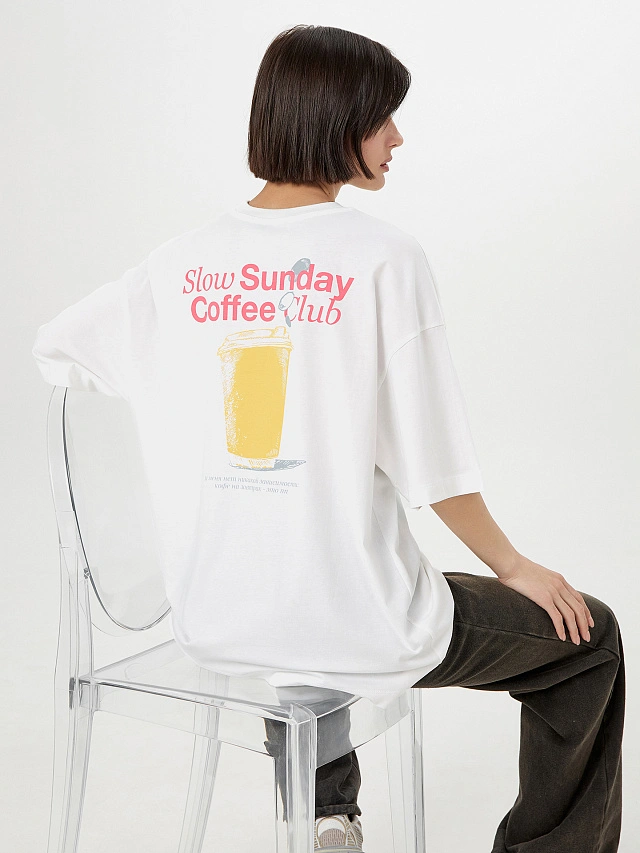 Футболка женская белая с принтом и надписью "Slow Sunday Coffee club" - 7