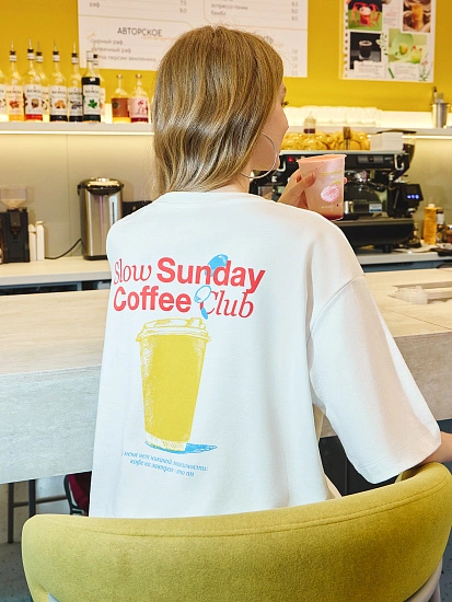 картинка Футболка женская белая с принтом и надписью "Slow Sunday Coffee club" от магазина стильной одежды Mark Formelle