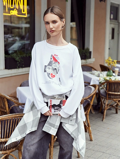 картинка Свитшот белый с надписью "Надо мною, кроме твоего взгляда, не властно лезвие ни одного..." от магазина стильной одежды Mark Formelle